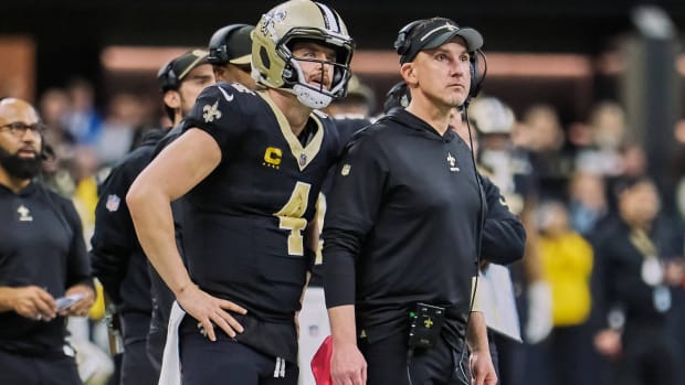 January 7, 2024, New Orleans, Louisiana, U.S: (left to right) New Orleans Saints quarterback DEREK CARR and New Orleans Saints head coach DENNIS ALLEN watch from the sidelines as they play the Atlanta Falcons in an NFL, American Football Herren, USA regular season game in New Orleans, Louisiana USA on January 7, 2024. The Saints beat the Falcons 48-17. New Orleans U.S. - ZUMAa14_ 20240107_zaf_a14_010 Copyright: xDanxAndersonx  